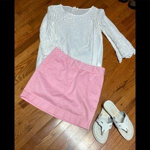 Vineyard Vine woman’s pink skirt. 100% cotton. Pockets, belt loops. Size 6.